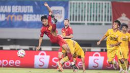 Pemain Persija Jakarta, Yandi Sofyan terjatuh dalam perebutan bola dengan pemain Semen Padang pada laga pekan ke-30 Liga 1 2024/2025 di Stadion Pakansari, Kabupaten Bogor, Minggu (27/4/2025). (Bola.com/Abdul Aziz)