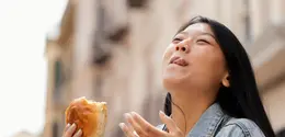 Suapan awal biasanya menjadi bagian paling nikmat karena indra pengecap masih segar dan perhatian belum terpecah. Konsep savor first bite mengajak kita berhenti sejenak sebelum makan, melihat makanan dengan lebih sadar, mencium aromanya, lalu benar-benar merasakan gigitan pertama tersebut tanpa terburu-buru. (foto/dok: freepik)
