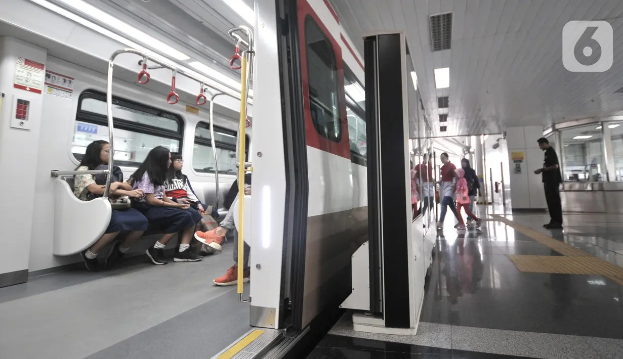 Penumpang menaiki Kereta api ringan atau Light Rail Transit (LRT) di Stasiun Velodrome, Rawamangun, Jakarta, Rabu (27/11/2019). Moda transportasi massal LRT Jakarta akan beroperasi komersial per 1 Desember 2019 dengan tarif Rp5.000 untuk sekali perjalanan. (merdeka.com/Iqbal Nugroho)