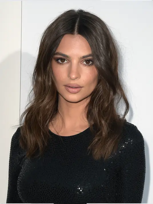 Ekspresi Emily Ratajkowski saat menghadiri pemutaran perdana STX Films "I Feel Pretty" di Westwood Village Theatre, California (17/4). Ratajkowski tampil cantik dengan gaun hitam yang memperlihatkan perut seksinya. (AFP Photo/Kevin Winter)