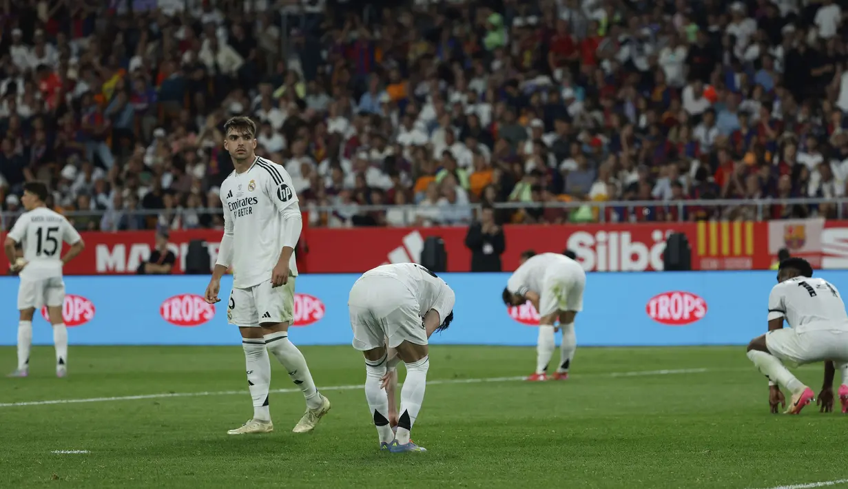 Para pemain Real Madrid tertunduk lesu setelah kalah dari Barcelona dalam laga final Copa Del Rey  di La Cartuja stadium, Sevilla, Spanyol. (AP Photo/Jose Breton)