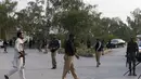 Tidak ada yang bertanggung jawab atas pengeboman itu, tetapi kecurigaan kemungkinan besar jatuh pada Taliban Pakistan, yang telah meningkatkan serangan terhadap pasukan keamanan dalam beberapa bulan terakhir. (AP Photo/Mohammad Sajjad)