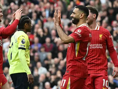 Pemain depan Liverpool, Mohamed Salah (ketiga kiri) merayakan gol bersama Harvey Elliott pada pekan ke-28 Premier League musim 2024/2025 saat melawan Southampton di Stadion Anfield, Inggris pada 8 Maret 2025. (Paul ELLIS/AFP)