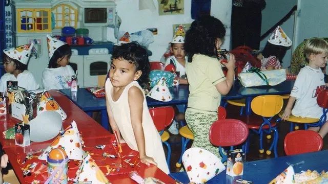 6 Potret Masa Kecil Eva Celia, Bikin Pangling