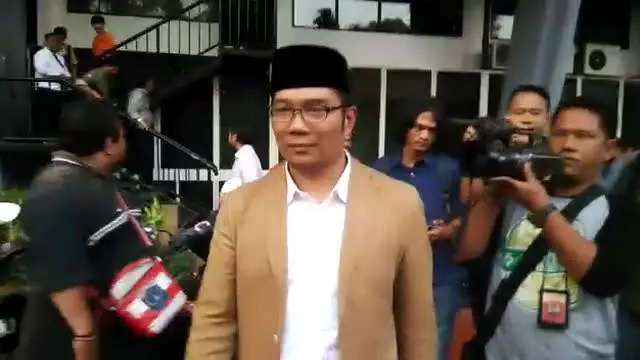 Video Walikota Bandung Ridwan Kamil bersama Umuh Muchtar datang ke kantor manajemen Persija Jakarta di area Stadion Gelora Bung karno Senayan, Jum'at (16/10/2015)