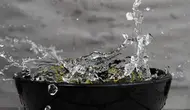 membilas mie dengan air dingin agar proses pemasakan berhenti/copyright freepik.com/wirestock