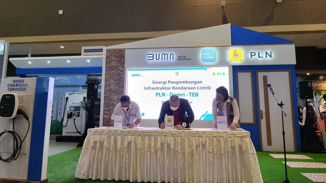 PLN Jakarta Raya, Perum Damri, dan PT Tri Energi Bersama (TEB) membangun Stasiun Pengisian Kendaraan Listrik Umum (SPKLU). (Dok PLN)