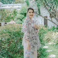 Kahiyang tampak begitu manis dalam balutan kebaya dengan motif floral. Paduan kain senada dan tas bermotif bunga semakin sempurnakan gaya Kahiyang. [Foto: Instaram/ Melahyarofficial]
