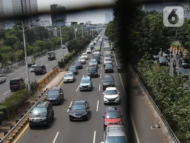 Sejumlah kendaran melintasi tol dalam kota di Jakarta, Senin (7/10/2019). Tahun depan, Badan Pajak dan Retribusi Daerah (BPRD) DKI Jakarta bisa memenjarakan penunggak pajak kendaraan bermotor dengan nilai diatas 100 juta. (Liputan6.com/Angga Yuniar)