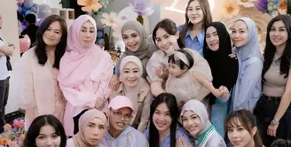 Melly Goeslaw dan Aaliyah Massaid jadi tamu yang hadir di acara ulang tahun Lily. Kedua tampil dengan busana pastel sesuai dress code. [@ melly_goeslaw]