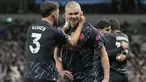 Manchester City kian dekat dengan gelar juara Liga Inggris 2023/2024 usai kemenangan 2-0 di kandang Tottenham Hotspur pada laga tunda pekan ke-34, Rabu (15/5/2024) dini hari WIB. Dua gol kemenangan The Citizens dihasilkan lewat brace Erling Haaland pada menit ke-51 dan injury time babak kedua. Dengan hasil ini, Man City kembali merebut posisi puncak dari Arsenal dengan keunggulan dua poin, 88 berbanding 86. Dengan sama-sama menyisakan satu laga lagi di pekan pamungkas, pasukan Pep Guardiola semakin dekat dengan gelar juara Liga Inggris musim ini sekaligus mencetak rekor menjadi tim pertama yang mampu juara Liga Inggris 4 musim beruntun. (AP Photo/Kin Cheung)