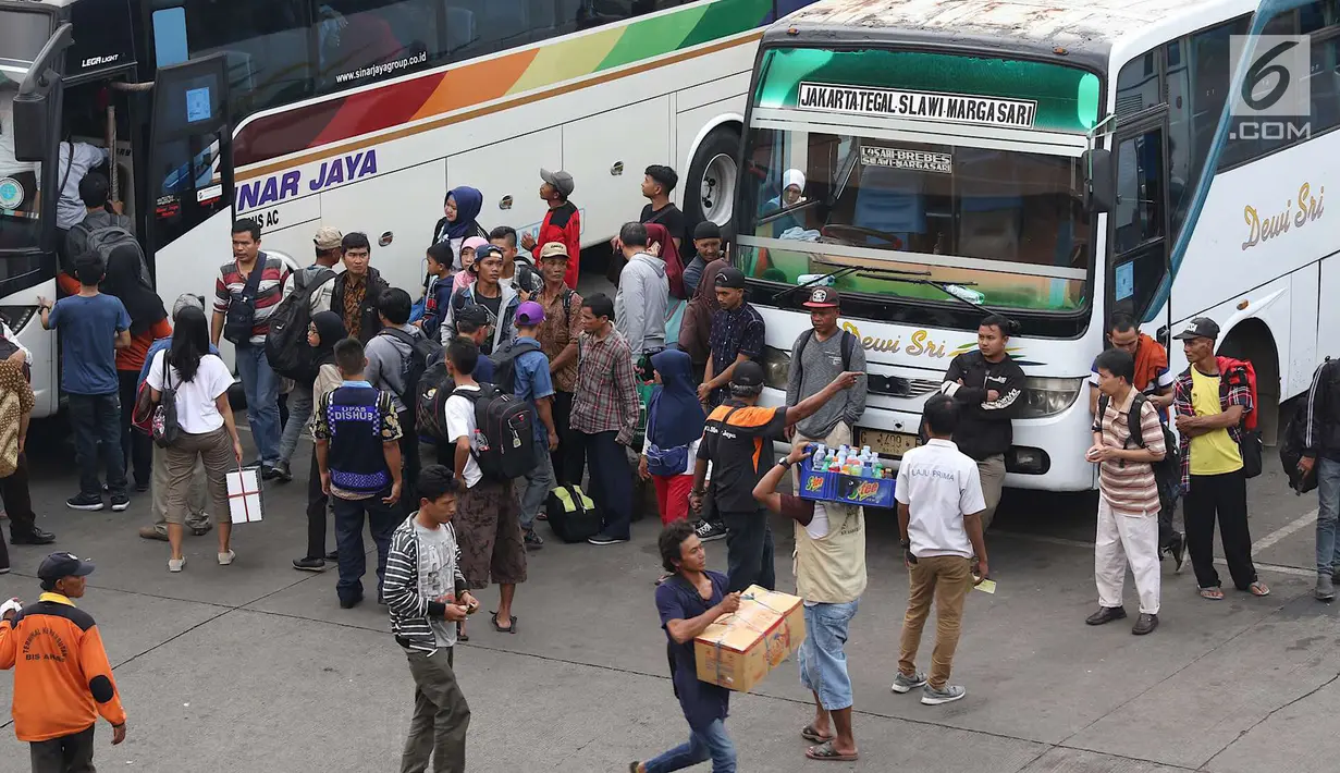 Calon pemudik menaiki bus yang diberangkatkan dari Terminal Kampung Rambutan, Jakarta, Jumat (8/6). Diperkirakan puncak arus mudik terjadi pada H-3 Lebaran. (Liputan6.com/Immanuel Antonius)