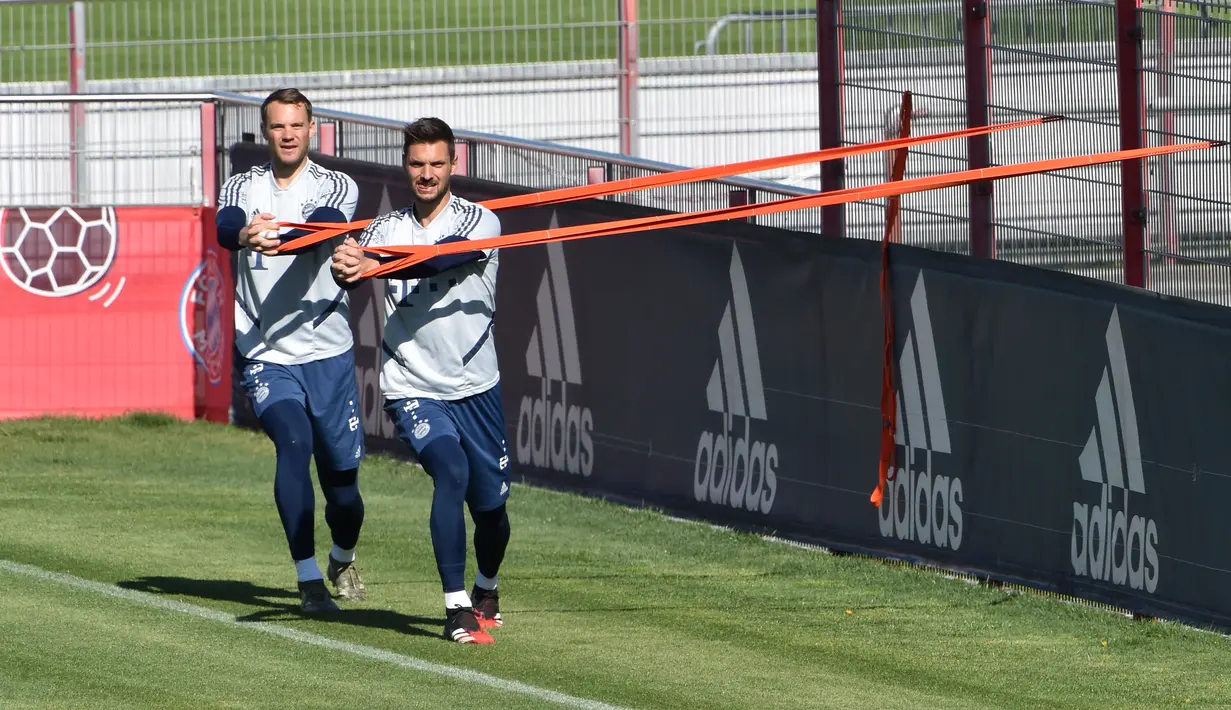 Kiper Bayern Munchen, Manuel Neuer dan Sven Ulreich, saat megikuti sesi latihan di fasilitas pelatihan Bayern Munchen, Jerman, Kamis (16/4/2020). Munchen menggelar latihan dengan cara para pemain ditempatkan dalam kelompok-kelompok kecil dan tetap mempertahankan jarak fisik. (AFP/Christof Stache)