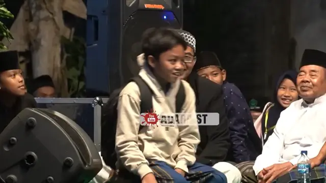 Jaya, jemaah cilik ini berbincang-bincang dengan Gus Iqdam (SS: YT Adara ST)