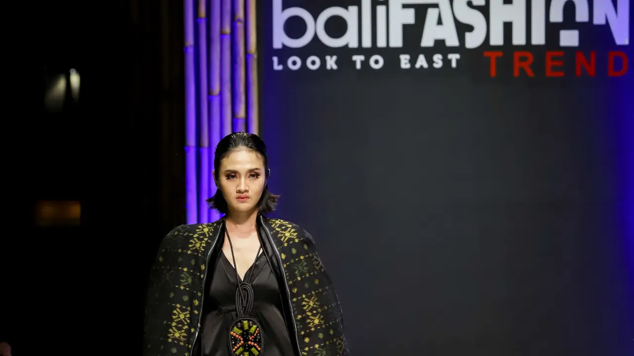 Kreasi Tenun Endek Buka Bali Fashion Trend 2019