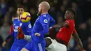 Gelandang Manchester United, Paul Pogba, berusaha melewati gelandang Cardiff, Aron Gunnarsson, pada laga Premier League di Stadion Cardiff City, Wales, Sabtu (22/12). Cardiff kalah 1-5 dari MU. (AFP/Geoff Caddick)