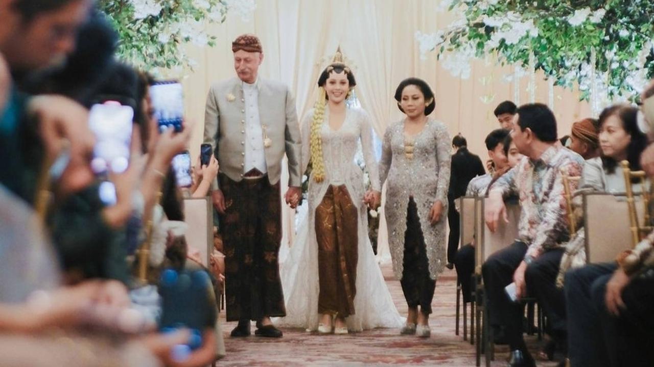 8 Potret Akad Nikah Anggika Bolsterli dan Omar Armandiego, Mas Kawin Uang Swiss - Pengantin Cantik Manglingi