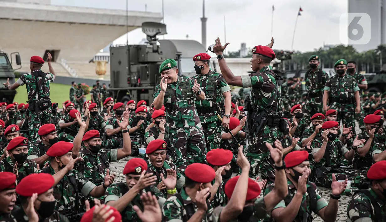 Kepala Staf Angkatan Darat (KSAD) Jenderal Dudung Abdurachman meninjau pasukan usai memimpin Apel Gelar Pasukan Jajaran TNI AD di Lapangan Monas, Jakarta, Selasa (25/1/2022). Pasukan TNI AD dan Alutsista dipamerkan saat mengikuti gelar apel pasukan. (Liputan6.com/Faizal Fanani)