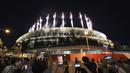 Orang-orang berkumpul dekat Stadion Nasional untuk menyaksikan kembang api yang diluncurkan saat upacara penutupan Olimpiade Tokyo 2020 di Tokyo, Jepang, Minggu (8/8/2021). Olimpiade Tokyo 2020 resmi ditutup. (AP Photo/Kantaro Komiya)
