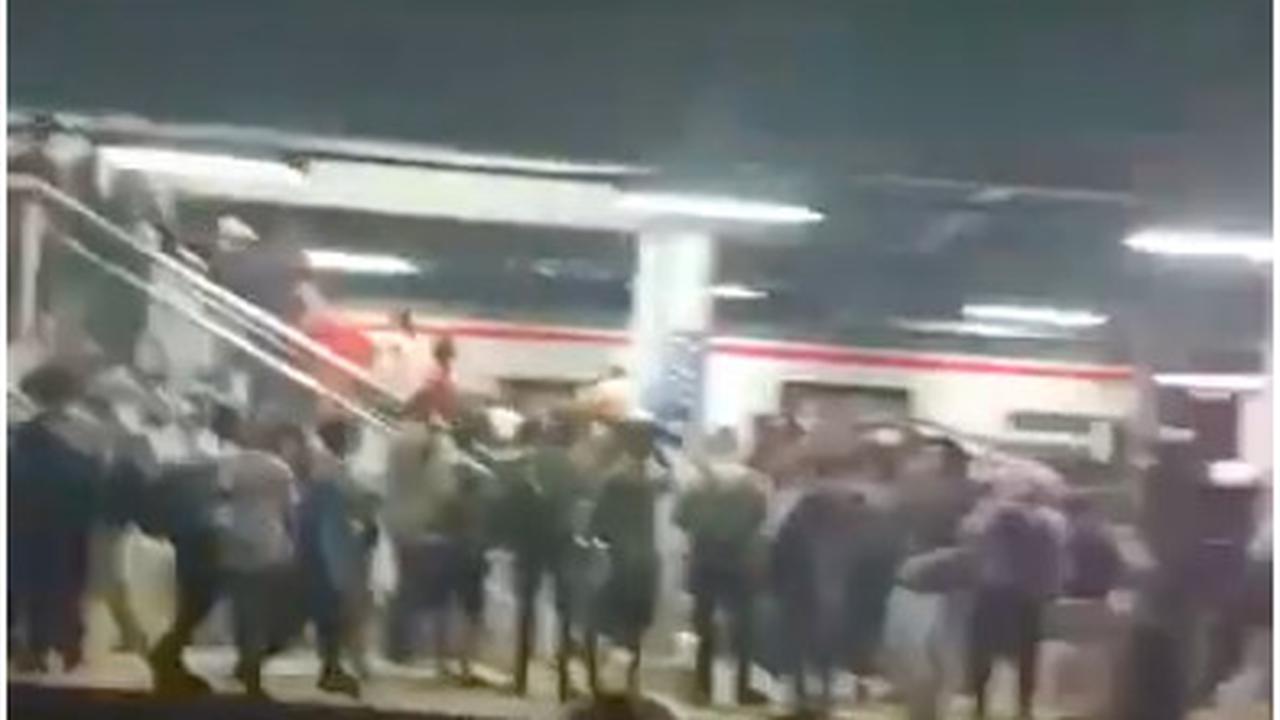 Imbas Kecelakaan Kereta, Listrik Aliran Atas Lintas Stasiun Cibitung-Bekasi Timur Dimatikan Sementara