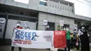 Massa mengenakan pelindung wajah dan masker saat menggelar aksi di depan Kedubes Korea Selatan di Jakarta, Kamis (25/6/2020). Dalam aksinya, mereka meminta Korsel membatalkan rencana pendanan untuk proyek PLTU Jawa 9 dan 10 di Banten yang dinilai merusak lingkungan. (Liputan6.com/Faizal Fanani)