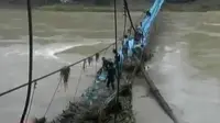 Jembatan gantung sepanjang 110 meter di atas Sungai Bogowonto putus diterjang banjir. Kini warga harus memutar sejauh 4 kilometer.