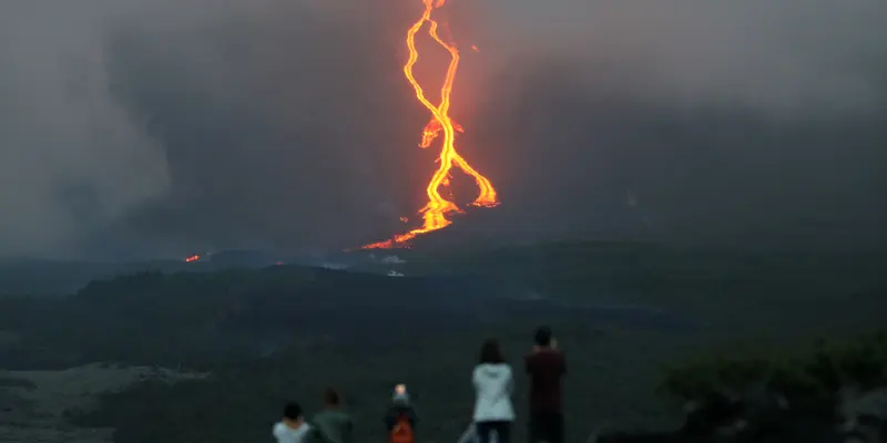 Guguran Lava Pijar Gunung Api Jadi Tontonan Warga di Prancis