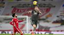Bek Manchester United, Harry Maguire, berebut bola dengan pemain Liverpool, Mohamed Salah, pada laga Liga Inggris di Stadion Anfield, Minggu (17/1/2021). Kedua tim bermain imbang 0-0. (Michael Regan/Pool via AP)