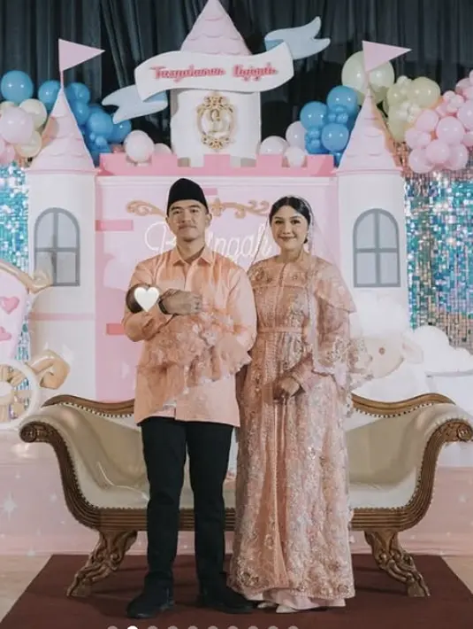 Ia juga tampil dengan abaya brokat uang hadir dengan aksen belt dan cape, sehingga mampu tampilkan siluet yang lebih ramping.  [Foto: Instagram/ Erina Gudono]