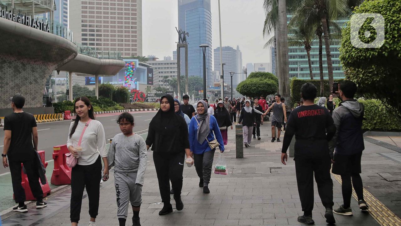 Meski CFD Ditiadakan, Warga Tetap Padati Kawasan Sekitar Bundaran HI Jakarta