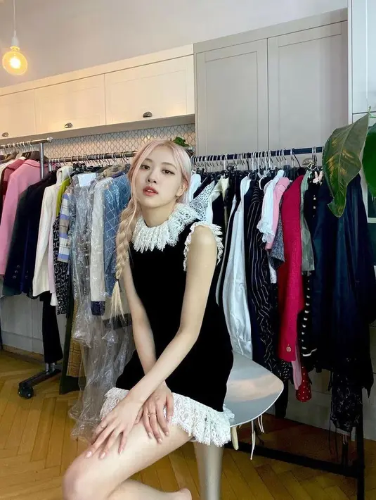 Siapa bilang kepang hanya disediakan untuk hari-hari sekolah dasar kita? Beri mereka pembaruan 2021 dengan meletakkannya di samping dan melonggarkannya. (Instagram/roses_are_rosie).