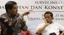 Anggota DPR Maruarar Sirait (kiri) dan Menteri Sosial Idrus Marham menjadi pembicara dalam diskusi politik di Jakarta, Jumat (23/3). Dari hasil survei tersebut, elektabilitas Edy Rahmayadi dan Djarot Saiful Hidayat saling salip. (Liputan6.com/Johan Tallo)