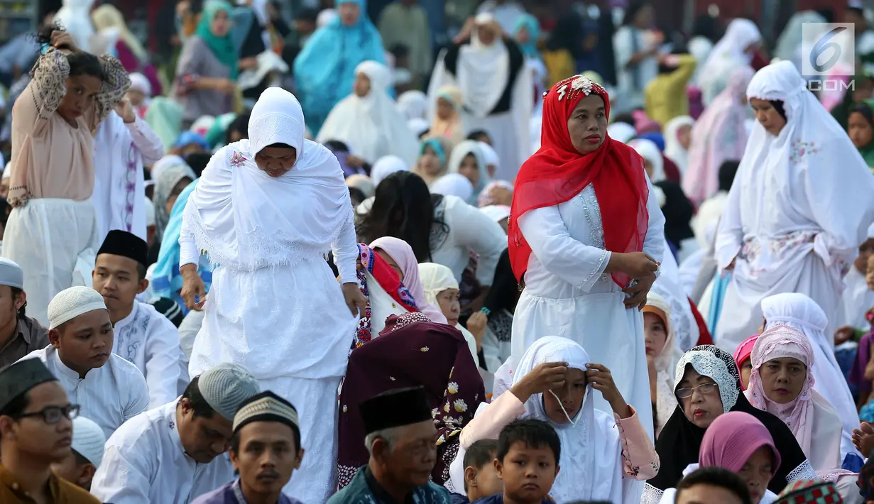 Umat muslim bersiap melaksanakan Salat Idul Fitri di kawasan Senen, Minggu (25/6). Sebagian besar umat muslim merayakan Idul Fitri 1438 H pada Minggu (25/6) berdasarkan ketetapan pemerintah tentang 1 Syawal melalui sidang Isbat. (Liputan6.com/Johan Tallo)