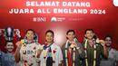 <p>(Dari kiri) juara tunggal putra All England 2024, Jonatan Christie, runner-up tunggal putra, Anthony Sinisuka Ginting serta juara ganda putra, pasangan Muhammad Rian Ardianto dan Fajar Alfian berfoto dengan medali saat acara penyambutan para juara All England 2024 di Terminal 3 Bandara Soekarno Hatta, Tangerang, Banten, Senin (18/3/2024) malam WIB. (Bola.com/M Iqbal Ichsan)</p>