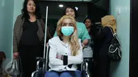 Aktris peran Sheila Marcia menggunakan kursi roda saat akan meninggalkan Rumah Sakit Medistra, Jakarta, Selasa (9/5). Sebelumnya Sheila harus menjalani perawatan setelah terlibat kecelakaan mobil di kawasan Gatot Soebroto. (Liputan6.com/Herman Zakharia)