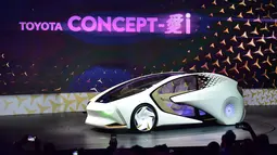 Desain futuristik menjadikan Mobil Toyota Concept-i sedap dipandang mata, Las Vegas, Rabu (4/1). Mobil ini dapat memberikan opsi ke pengendara untuk menyetir secara manual atau full otonom. (AFP PHOTO / Frederic)