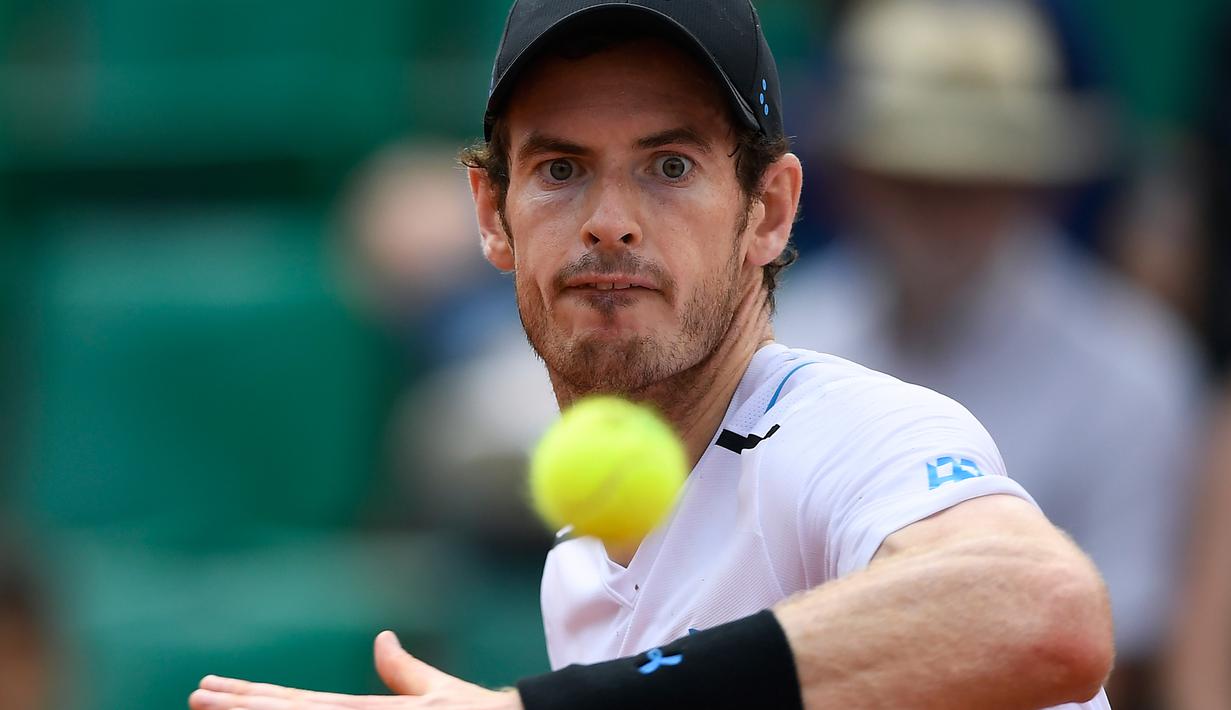 Petenis asal Inggris Andy Murray mengembalikan bola ke petenis Slowakia Martin Klizan saat pertandingan putaran kedua Prancis Terbuka di Roland Garros stadium, Paris, (1/6). Murray menang atas Klizan 6-7, 6-2, 6-2, 7-6. (AFP Photo/Lionel Bonaventure)