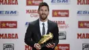 Bagi Lionel Messi ini adalah Sepatu Emas Eropa keempat yang dimenanginya di Antigua Fabrica Estrella Damm, Barcelona, (24/11/2017). menjadi topskorer di antara liga-liga Eropa 2016-2017. (AFP/Josep Lago)