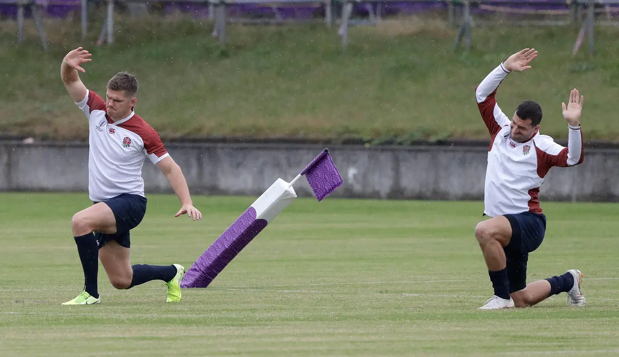 Pemain rugby Inggris Owen Farrell (kiri) dan Jonny May melakukan peregangan saat sesi latihan di Tokyo, Jepang, Selasa (29/10/2019). Inggris akan menghadapi Afrika Selatan di final Piala Dunia Rugby 2019. (AP Photo/Mark Baker)