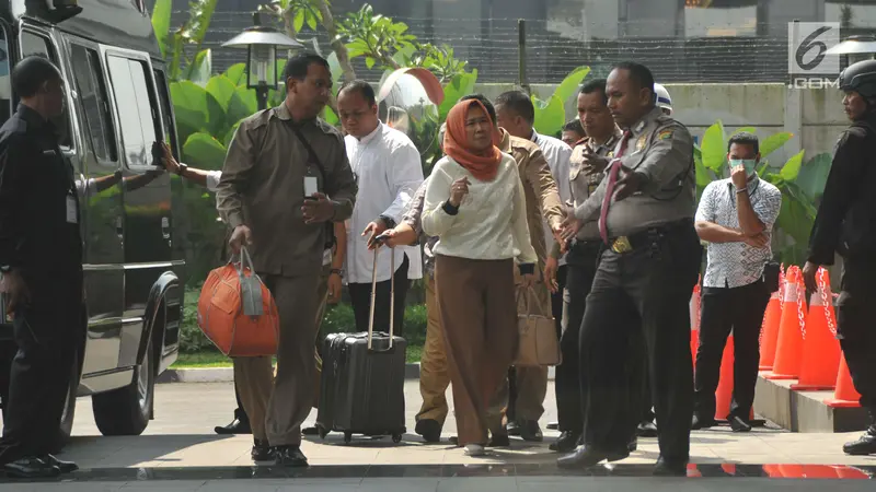 Enam Orang Terkait OTT Pejabat Jatim Dibawa ke Gedung KPK 