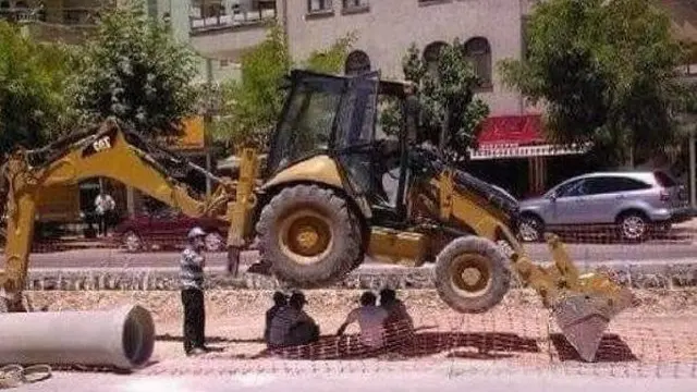 7 Aksi Kocak Operator Alat Berat Ini Bikin Geleng Kepala