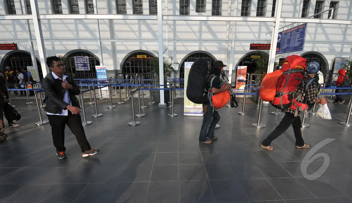 Penumpang bergegas memasuki pintu masuk selatan di stasiun Pasar Senen, Jakarta, Jumat (13/3/2015). Ruang tunggu di stasiun tersebut kini terlihat rapi dan bersih, serta sudah beratapkan kaca. (Liputan6.com/Johan Tallo)
