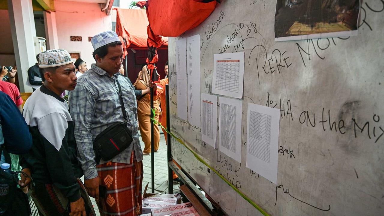 FOTO: Tangis Keluarga  Menunggu Santri Korban Musala Ambruk