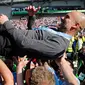 Pelatih Manchester City Pep Guardiola diangkat ke udara oleh para pemain usai mengalahkan Brighton di Stadion AMEX, Brighton, Inggris, Minggu (12/5). The Citizens menjadi yang terbaik di musim 2018-2019 setelah memenangi duel sengit dengan Liverpool hingga pekan terakhir. (AP Photo/Frank Augstein)