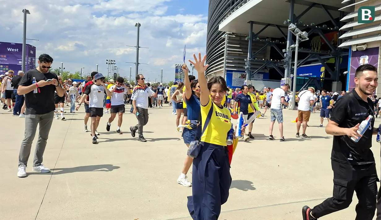 Seorang suporter Ekuador melambaikan tangan ke arah kamera saat berjalan menuju MetLife Stadium, New York New Jersey, AS, jelang laga fase grup Piala Dunia 2026 melawan Jerman, Kamis (25/6/2026). Antusiasme suporter dari kedua negara sudah terasa sejak beberapa jam sebelum kick-off dengan memenuhi area sekitar stadion. (KLY Sports/Hery Kurniawan)