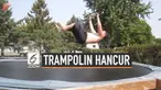 Seorang bocah laki-laki mengalami kejadian tak diinginkan ketika sedang asyik bermain trampolin. Secara tiba-tiba, trampolin yang digunakan hancur. Beruntung, bocah tersebut tak mengalami cedera.