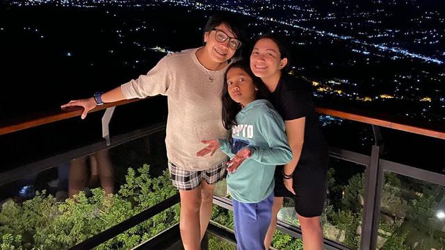 Poligami, Ini 7 Potret Harmonis Erix Soekamti dengan Istri Pertama