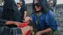 Penyanyi rock senior Atiek CB menghadiri prosesi pemakaman sahabatnya, Doddy Katamsi, di TPU Komplek Hankam Pangkalan Jati, Pondok Labu, Jakarta Selatan, Jumat (16/10/2026). (KLY/Budy Santoso)