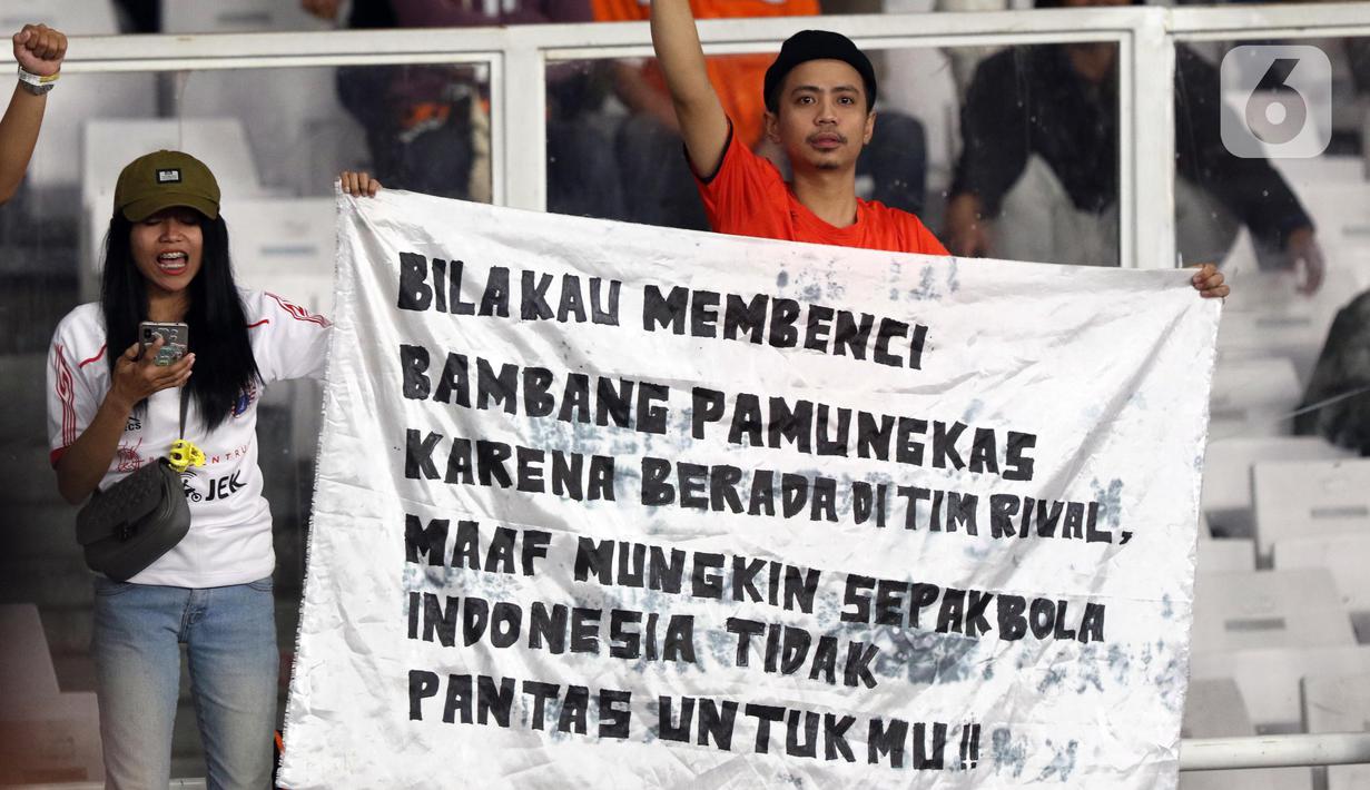 Suporter membentangkan spanduk usai menyaksikan laga perpisahan pemain Persija, Bambang Pamungkas pada Shopee Liga 1 Indonesia, SUGBK Jakarta, Selasa (17/12/2019). Laga lawan Persebaya menjadi pertandingan terakhir Bambang Pamungkas sebagai pesepakbola profesional. (Liputan6.com/Helmi Fithriansyah)
