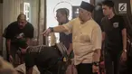 Komedian senior, Indro Warkop menyambut kedatangan jenazah istrinya, Nita Octobijanthy di rumah duka kawasan Pulo Mas, Jakarta, Rabu (10/10). Istri Indro Warkop meninggal setelah berjuang melawan kanker paru-paru stadium 4. (Liputan6.com/Faizal Fanani)